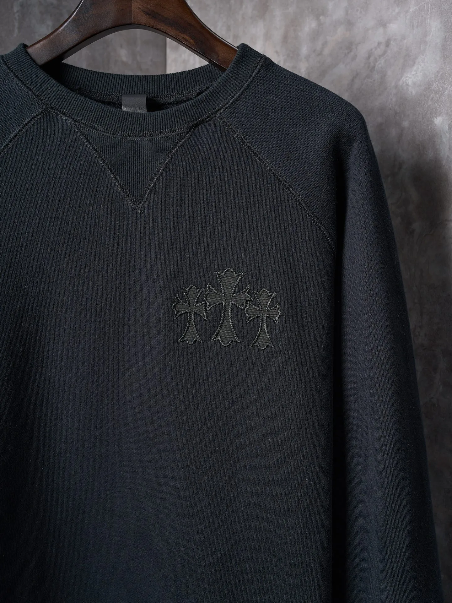 P400 price reduction [actual auction] Chrome Hearts/Ch cross logo patch embroidered round neck sweatshirt [ready in stock] S M L The logo iron plate sways slightly with the swing of the body, adding a sense of movement and vitality. It is unobtrusive but has an indescribable aura. It interprets the perfect blend of retro and luxury. It adopts imported machine appliqué embroidery technology and uses advanced computer control systems and precise mechanical components to realize the Chrome Hearts logo appliqué embroidery operation. It presents an embroidery effect with both clarity and three-dimensionality. The fabrics have been washed and have a better hand feel. They are not easy to deform, shrink or fade. Maintains long-lasting beauty with a loose fit